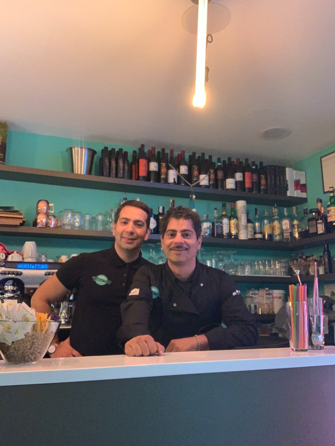 Staff Crunchy dietro il banco