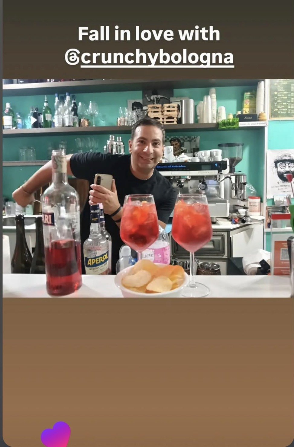 Drink e bancone Crunchy con invito a seguire il profilo Instagram